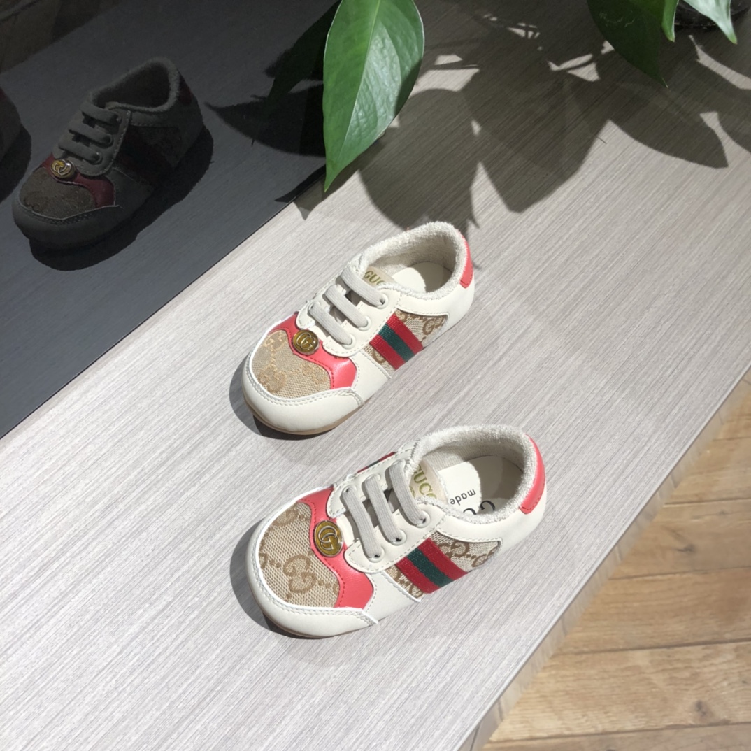 Children's shoes child